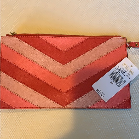 Michael Kors Jet Set large zip leather clutch - Picture 2 of 4